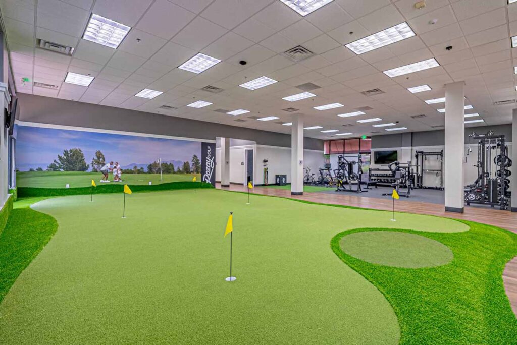 Putting green and flagstick inside Rozay Golf
