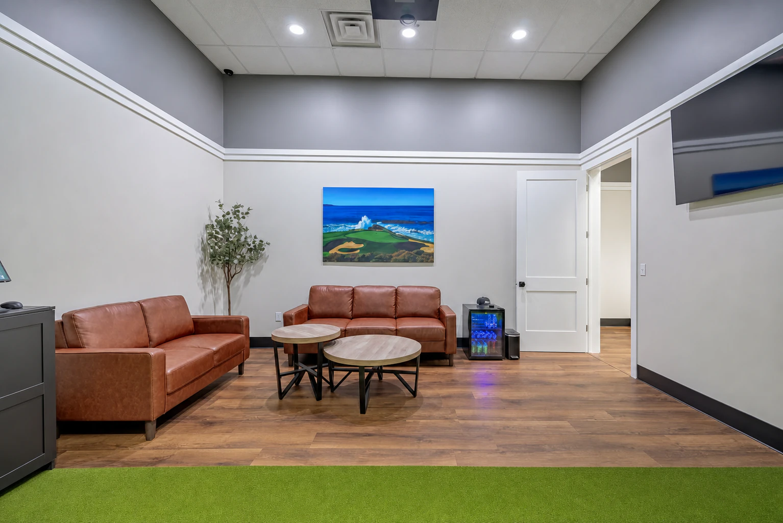 Work-friendly private bay and lounge space at Rozay Golf